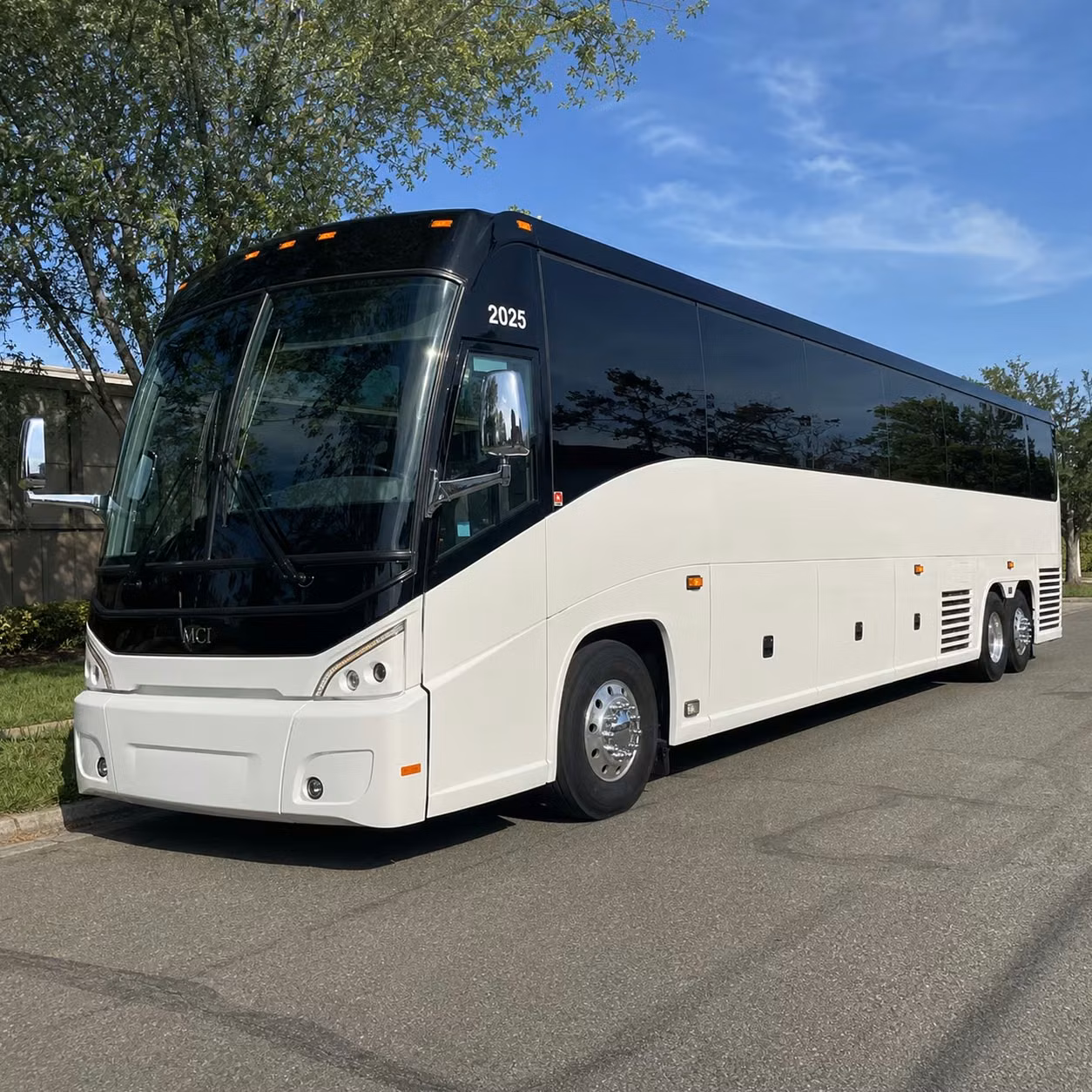 burbank film and entertainment industry groups rely on long distance charter bus rentals